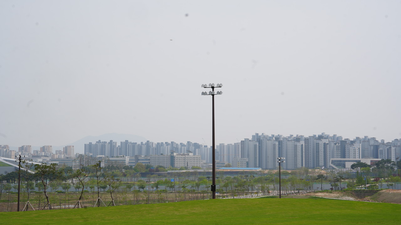 충남 내포신도시 내 조성중인 내포 퍼블릭골프장에 설치된 조명탑. 사진=박현석 기자