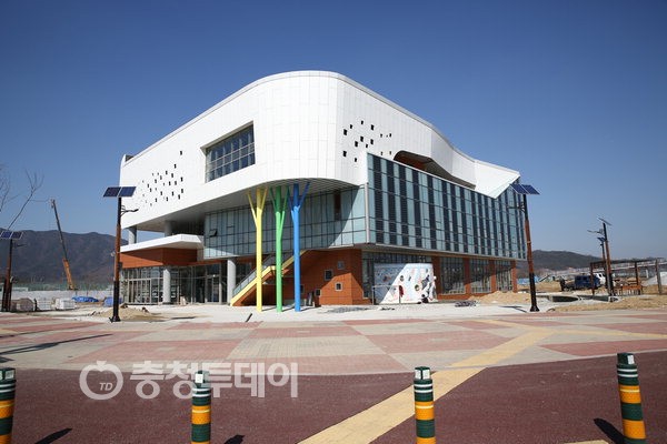 1일 개관한 증평군립도서관 전경.  증평군 제공