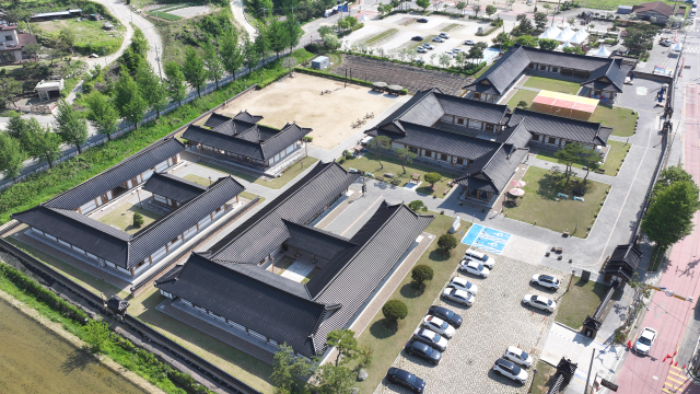 옥천의 대표 관광지인 옥천전통문화체험관이 기와 도색과 시설 보수 등 전면적인 정비를 마치고 새롭게 단장해 관광객 맞이에 나섰다.(사진/옥천군 제공)