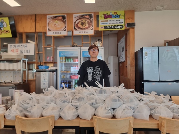 ▲ 능이백숙을 기부하는 음봉면 소재 김여사능이백숙 사장님 모습.