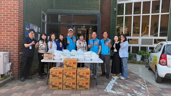 ▲ 아산종합사회복지관에서는 14일 취약어르신 대상으로 나눔터 봉사단체와 함께 마음이 따뜻해 지는 후원을 했다.  복지관 제공