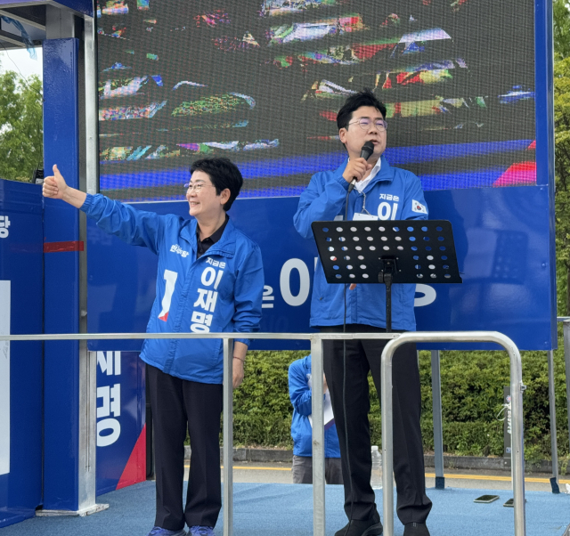 박찬대 더불어민주당 중앙선대위 상임총괄위원장(오른쪽)이 15일 대전 유성구 충남대 정문 앞에서 유세차에 올라 지지를 호소하고 있다. 사진=조사무엘 기자