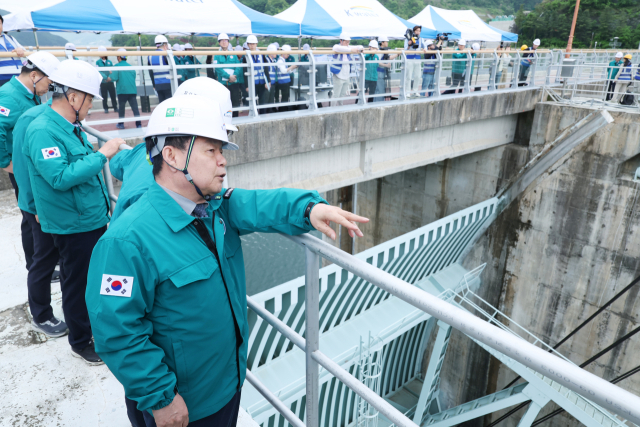 윤석대 한국수자원공사 사장이 15일 충북 충주시 동량면 충주댐 정상부에서 비상 방류구 및 수문 동작 시험을 하고 있다. 공사 제공