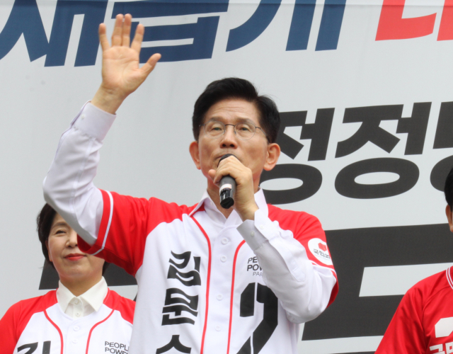 국민의힘 김문수 대통령 후보가 16일 오후 천안 신부동 신세계백화점 천안아산점 앞에서 열린 유세에서 발언하고 있다. 사진=박동혁 기자.