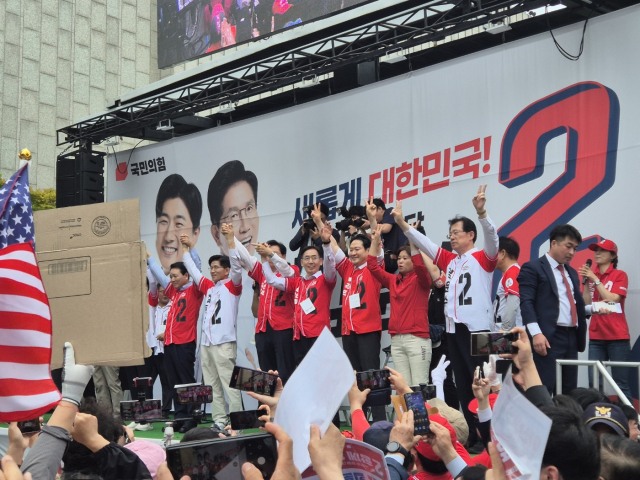 국민의힘 김문수 대통령 후보가 16일 오후 천안 신부동 신세계백화점 천안아산점 앞에서 열린 유세에서 무대에 오른 강승규·성일종·장동혁 국회의원, 지역 당협위원장 등과 함께 인사를 하고 있다. 사진=박동혁 기자.