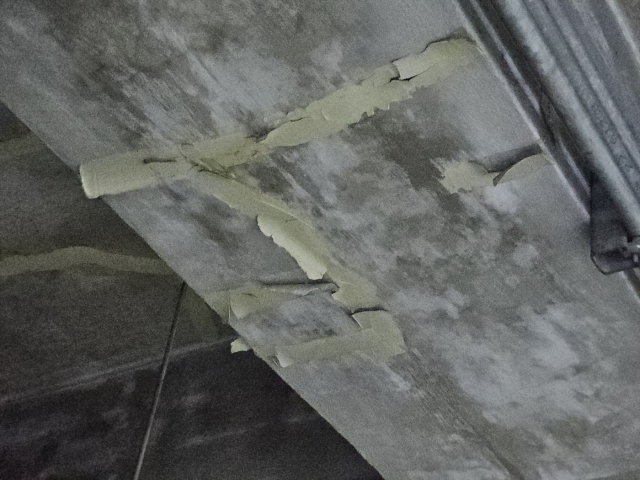 누수된 부위에 에폭시로 보수를 했지만 완벽하게 압착이 되지않아 들 떠있는 모습.사진=김의상 기자