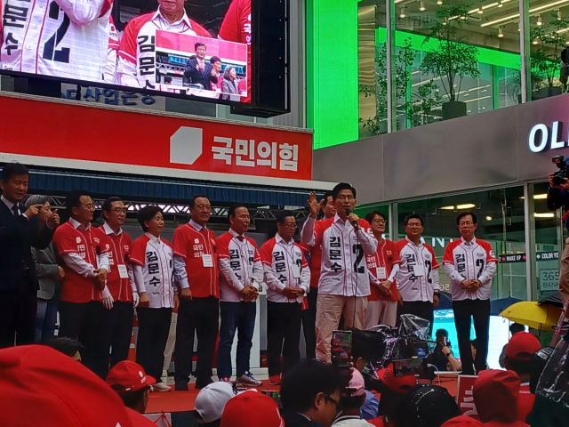 김문수 국민의힘 대선후보가 16일 오후 청주 성안길에서 열린 집중유세에서 지지를 호소하고 있다. 사진=김영재 기자