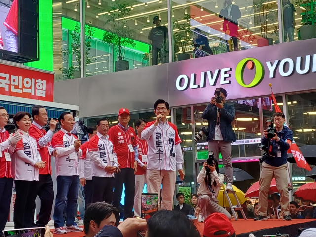 김문수 국민의힘 대선후보가 16일 오후 청주 성안길에서 열린 집중유세에서 지지를 호소하고 있다. 사진=김영재 기자