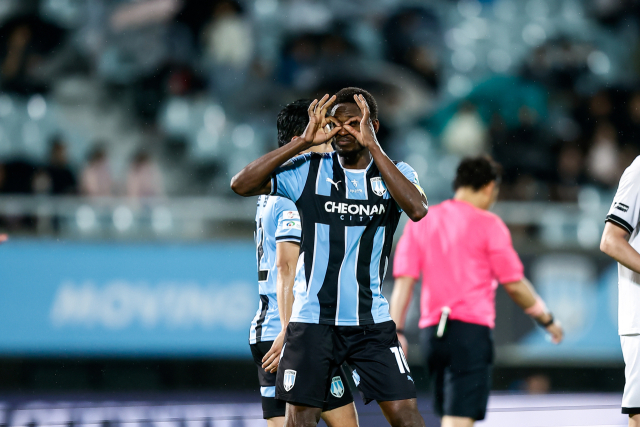 17일 오후 천안종합운동장에서 치러진 ‘하나은행 K리그2 2025’ 12라운드 천안시티FC와 성남FC의 경기는 1대 1로 마무리됐다. 전반 추가시간 득점을 만들어낸 천안 툰가라가 세리머니를 하고 있다. 한국프로축구연맹 제공.