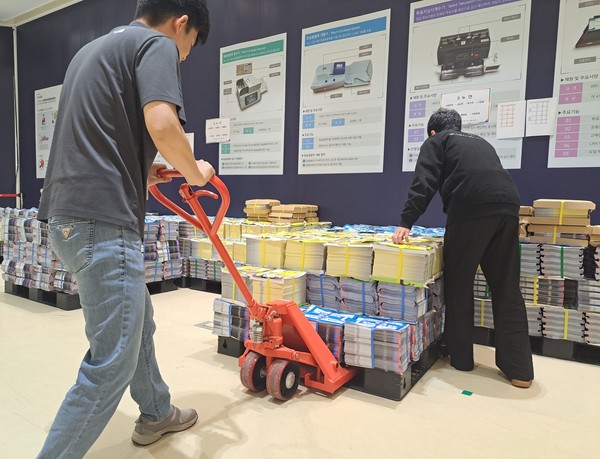 ▲ 세종시선관위 관계자가 후보자별 선거공보를 각 읍·면·동위원회에 배부하기 위해 사전 준비작업을 하고 있다. 책자형 선거공보는 20일까지 매 세대에 발송될 예정이다. 세종시선관위 제공