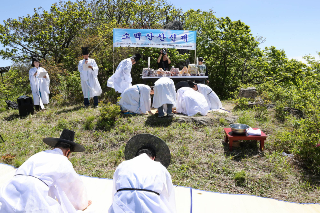 철쭉제 서막을 여는 소백산 산신제 봉행. 사진은 지난해 모습. 단양군 제공