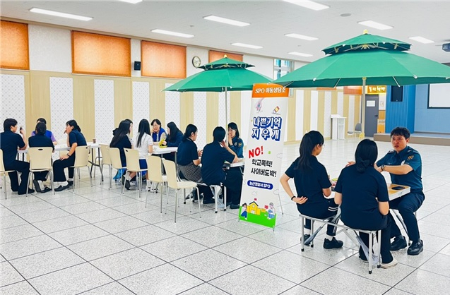 ▲논산경찰서 학교전담경찰관들이 이동상담소 ‘나쁜 기억 지우개’ 운영 중 학생들과 마주 앉아 진심 어린 상담을 진행하고 있다. 말하지 못한 고민을 조용히 들어주는 이 순간, 학생들의 마음에 작지만 따뜻한 빛이 스며든다.