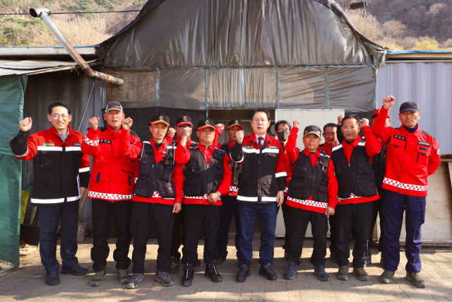 괴산군 공직자들이 봄철 산불예방 홍보활동을 펼치고 있다. 괴산군 제공