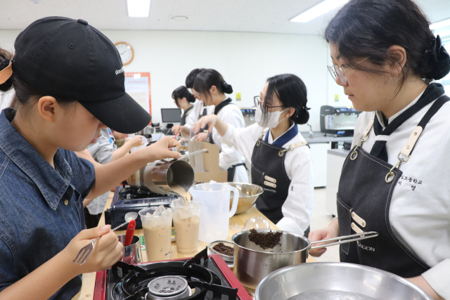 세종장영실고는 지난 17일 ‘학교 방문의 날’을 맞아 중학생과 학부모를 초청해 다양한 전공 체험 프로그램과 진로 상담을 진행해 큰 호응을 얻었다. 세종장영실고 제공