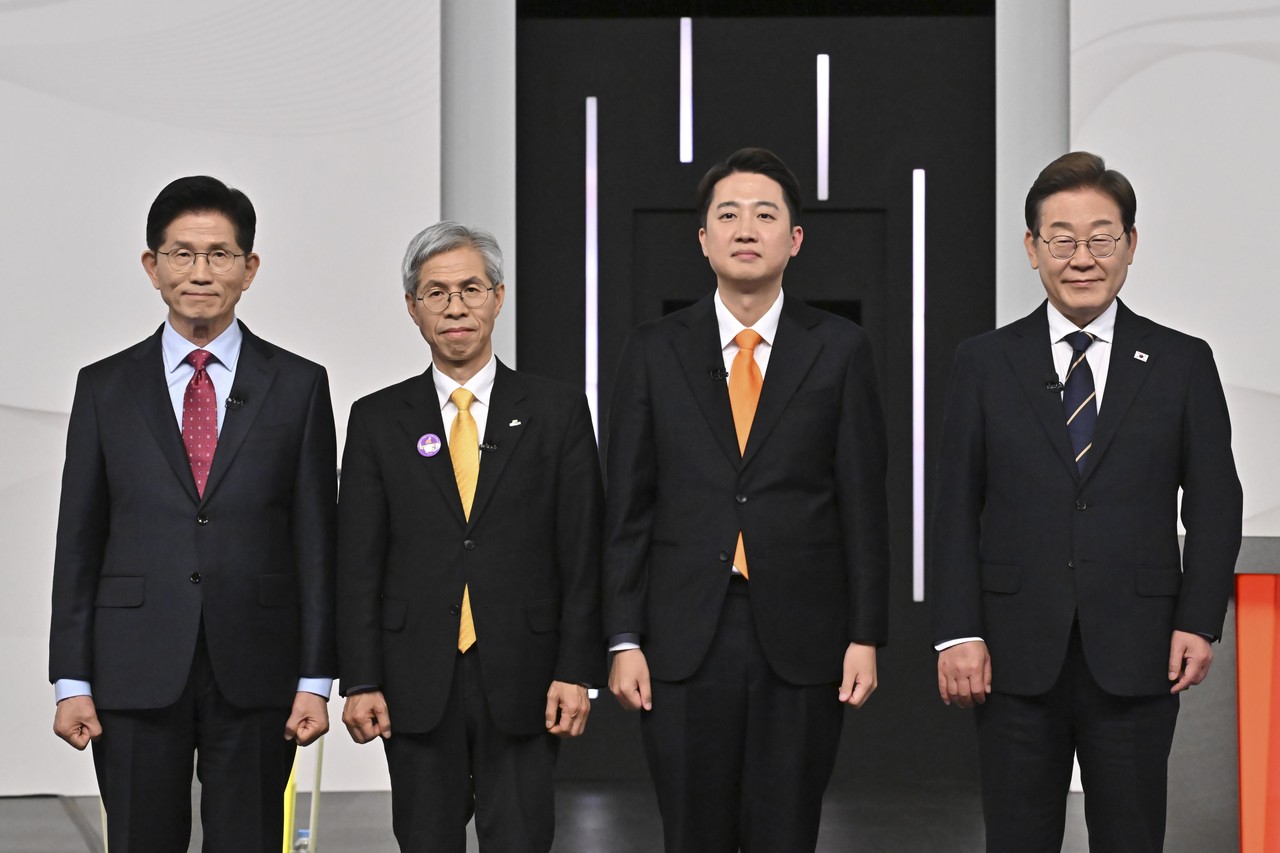 더불어민주당 이재명(오른쪽부터)·개혁신당 이준석·민주노동당 권영국·국민의힘 김문수 대선후보가 18일 서울 마포구 상암동 SBS 프리즘센터 스튜디오에서 열린 시작에 앞서 기념촬영을 하고 있다. 2025.5.18 [국회사진기자단] 사진=연합뉴스. 