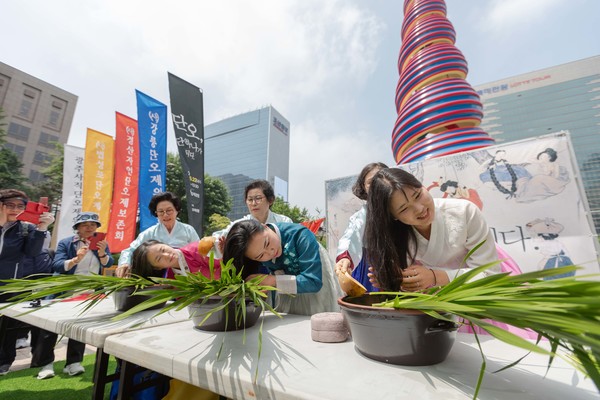 창포 머리감기. 사진=연합뉴스 제공