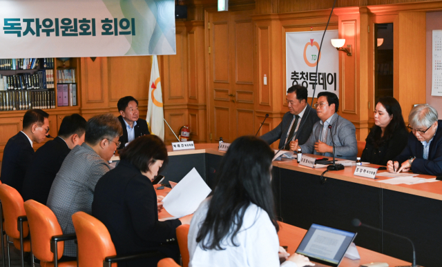 21일 본사 사옥에서 진행된 충청투데이 독자위원회 회의에서 박태건 위원장을 비롯한 독자위원들이 회의를 진행하고 있다. 김주형 기자 kjh2667_@cctoday.co.kr