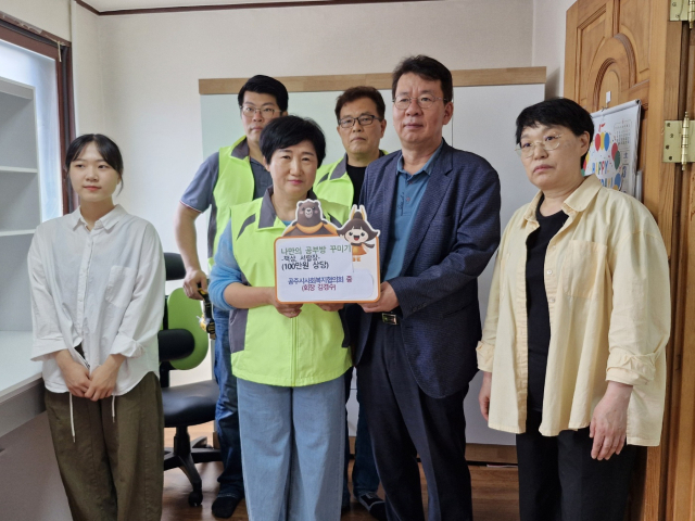 사회복지협의회 조희승 사무국장과 김명구 동장 모습.사진=김익환 기자