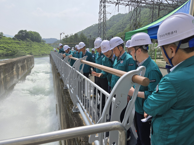 장병훈 한국수자원공사 수자원환경부문장(오른쪽 세 번째)이 22일 영산강과 섬진강 유역 내 수자원 시설 관리자들과 함께 전남 순천시 상사면 소재 주암조절지댐에서 비상 방류 밸브를 점검하고 있다. 공사 제공
