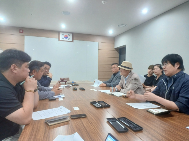 충남 예산군 삽교읍에 위치한 이지더원 1·2차 아파트 대표자와 내포개발 관계자 등은 22일 이지더원 1차 아파트 주민회의실에서 ‘골프장 피해 관련 간담회’를 개최했다. 사진=권혁조 기자.