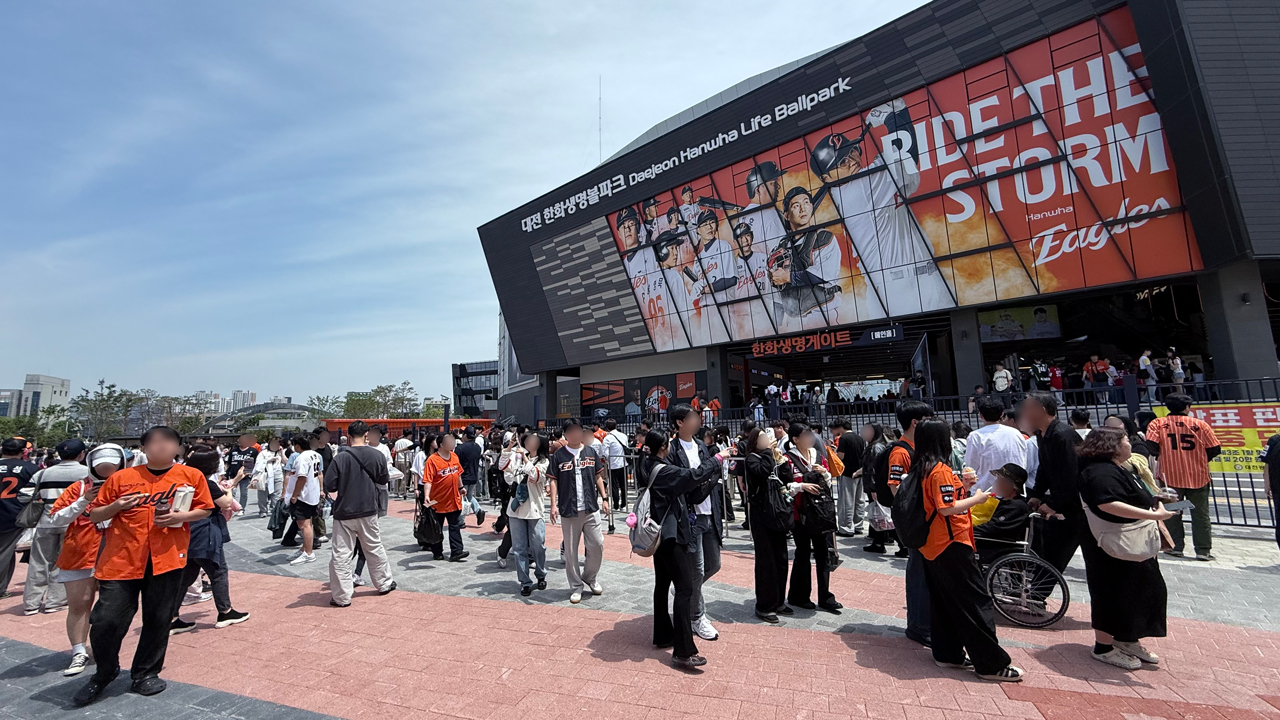 지난 18일 방문한 대전한화생명볼파크에는 한화이글스와 ssg랜더스 경기를 관람하기 위한 시민들로 북적였다. 사진=이석준 수습기자