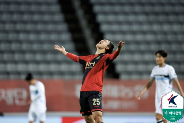 24일 오후 창원축구센터에서 진행된 ‘하나은행 K리그2 2025’ 13라운드 천안시티FC와 경남FC의 경기는 홈팀 경남의 3대 1 승리로 끝났다. 이날 경기에서 세번째 득점을 성공한 경남 이종언이 골 세리머니를 하고 있다. 한국프로축구연맹 제공.