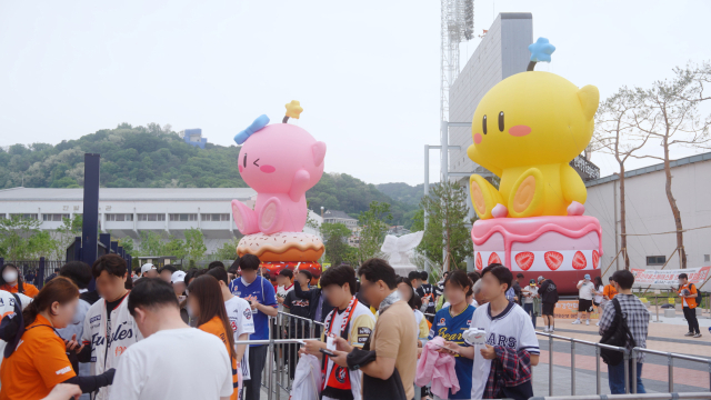 대전 한화생명 볼파크에 설치된 꿈돌이·꿈순이 대형 조형물. 대전관광공사 제공.
