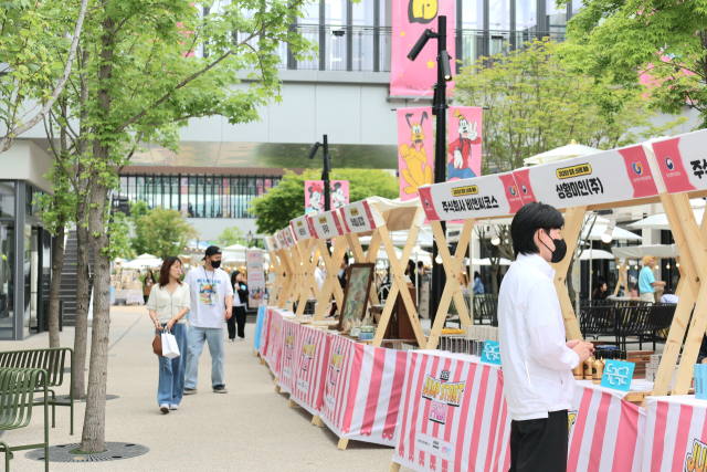 소상공인시장진흥공단이 오는 29일까지 대전 현대프리미엄아울렛 야외행사장 일대에서 청년 소상공인의 판로 확대를 위한 ‘2025 Jump Start Fair’를 개최한다고 23일 밝혔다. 소상공인시장진흥공단 제공
