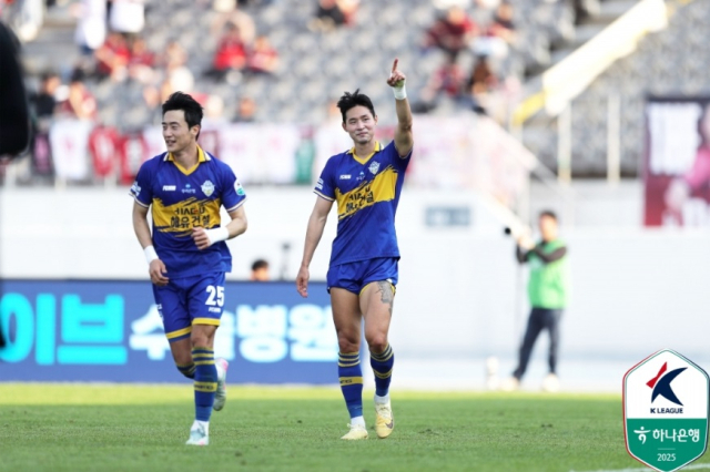 25일 오후 이순신종합운동장에서 치러진 ‘하나은행 K리그2 2025’ 13라운드 충남아산FC와 부천FC1995의 경기는 2대 2 무승부로 마무리됐다. 이날 경기에서 멀티골을 터트린 아산 김종민이 세리머니를 하고 있다. 한국프로축구연맹 제공.