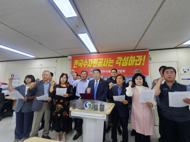 (사)충주사회단체연합회 임청 (가운데)회장과 회원들은 26일 기자회견을 열어 충주댐 하류에 건설 중인 신충원교의 공사 지연과 관련해 한국수자원공사를 향해 강도 높은 비판을 쏟아냈다.사진=김의상 기자