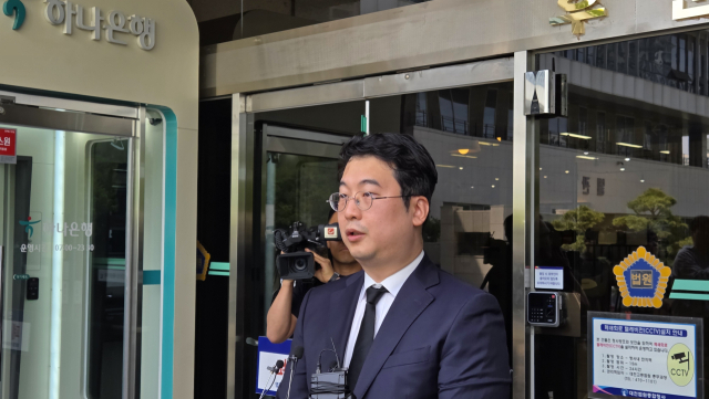 지난 2월 초등학교에서 교사에게 살해된 김하늘 양을 변호하는 김상남 법무법인 와이케이 변호사가 26일 대전지방법원에서 열린 첫 공판 후 기자들과 만나 인터뷰하고 있다. 사진=김중곤 기자