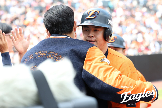 한화이글스 선수인 문동주(왼쪽)와 노시환이 포옹하고 있다. 한화 제공