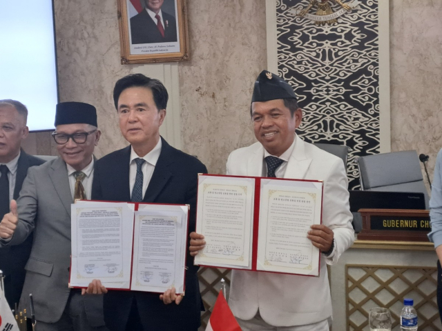 충남도와 인도네시아 서자바주가 탄소중립 공동선언을 했다. 김태흠 충남지사와 데디 물야디 인도네시아 서자바주지사가 탄소중립 협약을 맺고 있다.