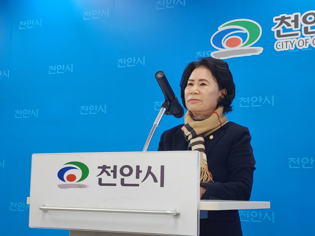 천안시의회 김행금 의장이 브리핑을 하고 있다.