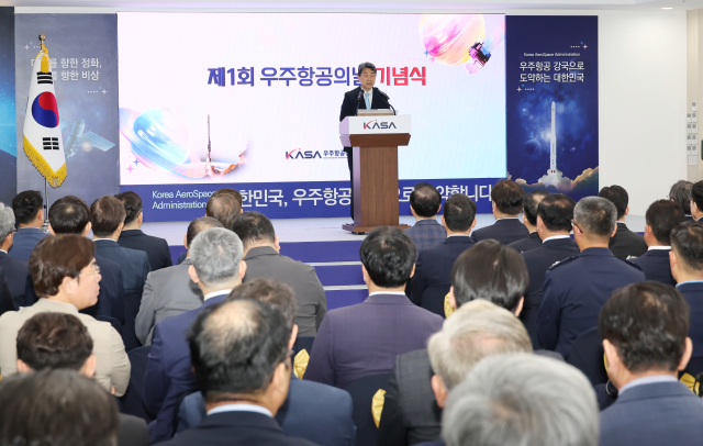 이주호 대통령 권한대행 부총리 겸 교육부 장관이 527일 경남 사천 우주항공청에서 개최된 제1회 우주항공의 날 기념식에서 기념사를 하고 있다.우주항공청 제공