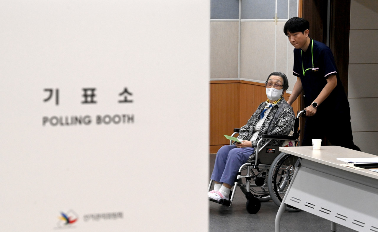 제21대 대통령선거를 일주일 앞둔 27일 경기도 수원시 장안구 한국보훈복지의료공단 수원보훈요양원(원장 박진기)에서 유권자들이 거소 투표를 하고 있다. 2025.5.27 [공동취재] 사진=연합뉴스.
