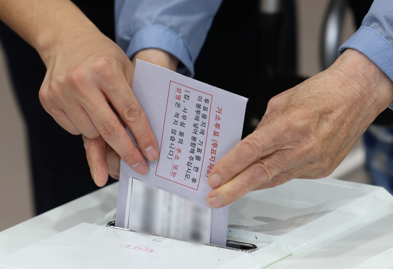 제21대 대통령선거를 일주일 앞둔 27일 경기도 수원시 장안구 한국보훈복지의료공단 수원보훈요양원(원장 박진기)에서 유권자들이 거소 투표를 하고 있다. 2025.5.27 [공동취재] 사진=연합뉴스. 