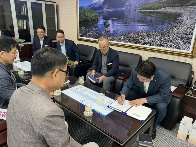 오세현 충남 아산시장이 세종시 행정수도 완성 범국민 100만 서명운동에 참여하고 있다. 사진=세종시 제공