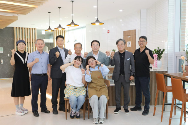 28일 열린 다가치동행센터 마을카페 이음 오픈식에 황규철 군수가 참석한 가운데 기념찰영을 하고 있다.(사진/옥천군 제공)