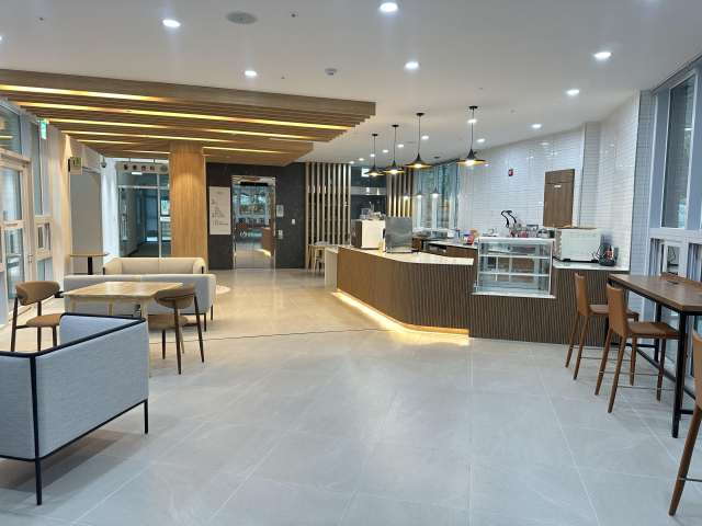 마을관리사회적협동조합에서 운영하는 마을카페 이음이 28일 정식으로 문을 열고 영업을 시작했다.(사진/옥천군 제공)