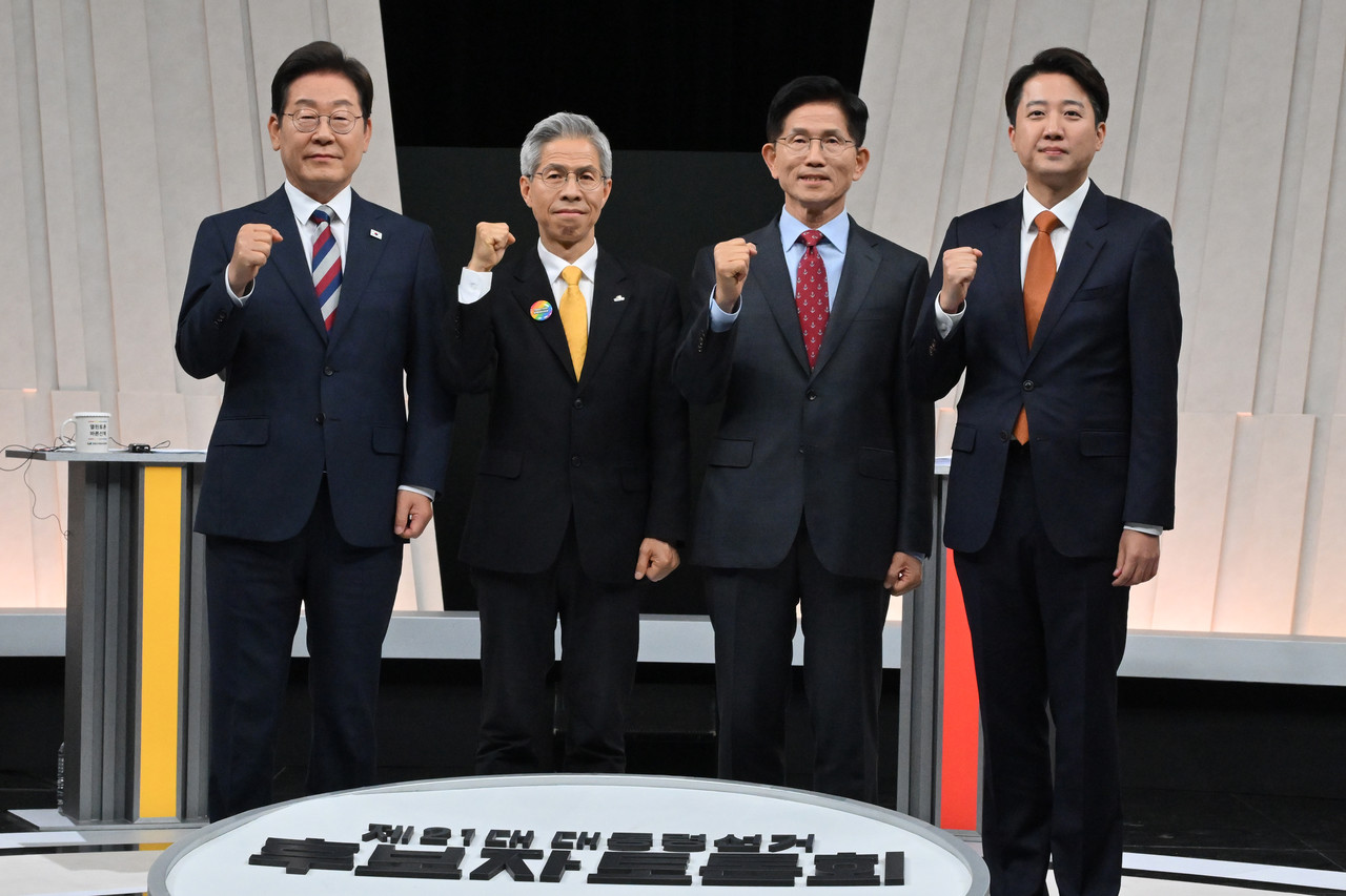 더불어민주당 이재명·민주노동당 권영국·국민의힘 김문수·개혁신당 이준석 대선 후보가 27일 서울 마포구 상암동 MBC 스튜디오에서 진행된 정치 분야 TV토론회에 앞서 포즈를 취하고 있다. 2025.5.27 [국회사진기자단] 사진=연합뉴스. 