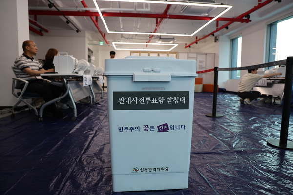 ▲ 제21대 대통령선거 사전투표 전날인 28일 청주시 흥덕구 운천동 구루물아지트 3층 대회의실에 마련된 운천·신봉동 사전투표소에서 통신망, 시스템 점검과 함께 모의 투표용지 인쇄 등 최종 모의시험이 진행되고 있다. 투표는 29~30일 오전 6시부터 오후 6시까지 전국에 설치된 사전투표소에서 할 수 있다. 사진=송휘헌 기자 hhsong@cctoday.co.kr