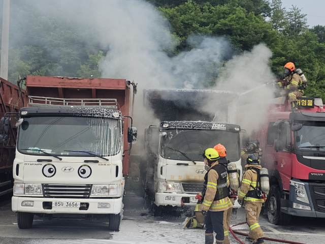 신고를 받고 출동한 충주소방서 대원들이 진화를 하고 있다.사진=김의상 기자
