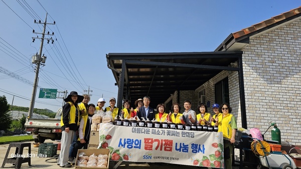 ▲ 보령시사회복지협의회회원과 자살예방 멘티봉사자가 이웃사랑을 실천했다. 보령시 사회복지협의회 제공