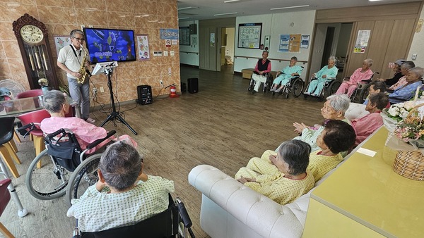 ▲ 김호겸 유랑악단이 보령요양원 방문해 어르신들과 종사들에게 색소폰 연주를 펼쳤다. 보령요양원 제공