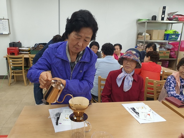보령지역자활센터 (홍정윤)는 보령의 북부지역 6개면 지역의 독거 어르신들 대상으로 외로움 예방 및 건강증진을 위한 바리스타 교육을 실시해 큰 호응을 얻고 있다.
