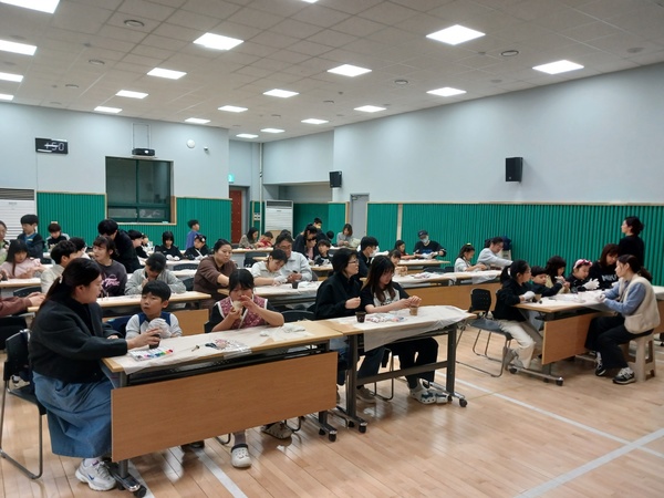 ▲ 홍성군청소년수련관은 지난 11일?글마루작은도서관에서 ‘독서의 향기를 담아, 우리 가족 캔들 만들기’를 진행했다.  사진=곽민희 명예기자