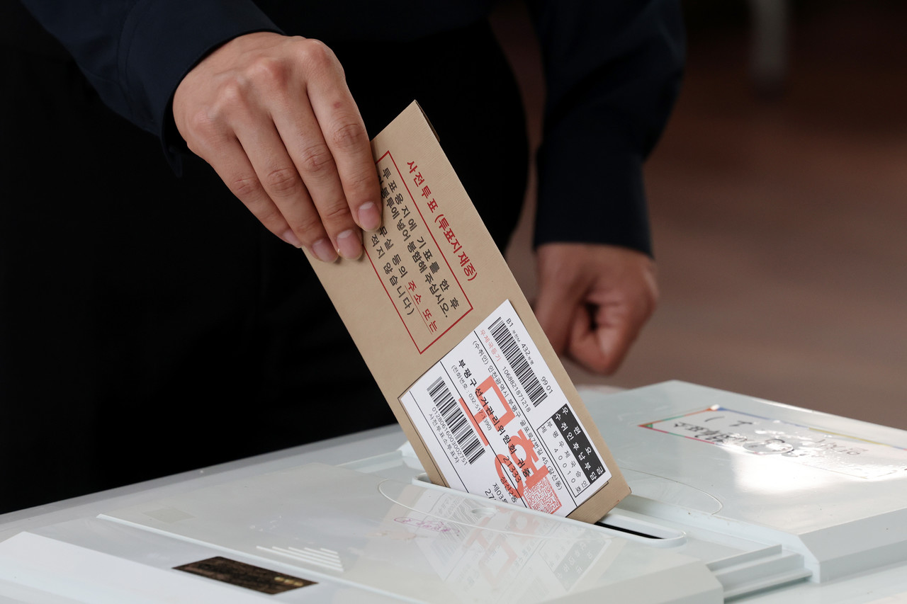 28일 인천국제공항 1터미널에 설치된 제21대 대통령선거 사전투표소에서 관계자가 투표 시연을 보이고 있다. 2025.5.28 사진=연합뉴스.