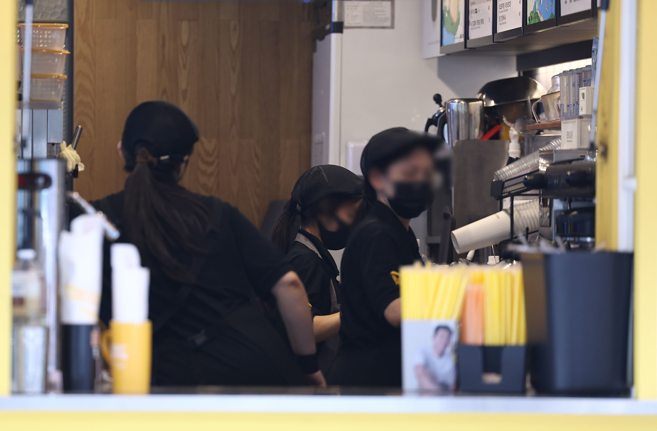 한 카페에서 직원들이 음식을 준비하고 있다. 사진=연합뉴스.