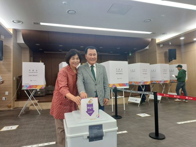 김지철 충남교육감이 29일 내포신도시 홍성낙농협동조합에서 배우자 양현옥 씨와 제21대 대통령선거 사전투표에 참여했다. 사진=권혁조 기자.